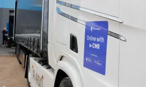Ciężarówka z naklejką "Online with e-CMR" zachęca do cyfrowego zarządzania dokumentami transportowymi.