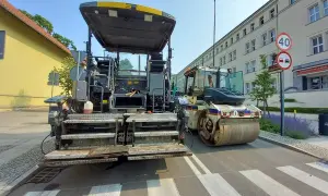 Asfaltarka i walec drogowy na pasach dla pieszych w Olsztynie.