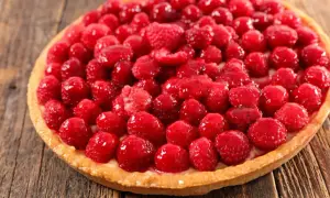 Une délicieuse tarte à la framboise facile, garnie de fruits rouges frais et brillants sur une pâte dorée. Parfait pour un dessert gourmand.