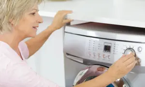 Kobieta próbuje uruchomić pralkę Bosch, ale wyświetla się błąd E18.