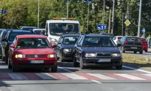 Czy w terenie zabudowanym można wyprzedzać? Poznaj zasady i ograniczenia