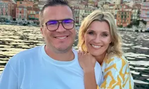 Anna Lewandowska i jej mąż cieszą się wakacjami nad wodą, w tle kolorowe kamienice.