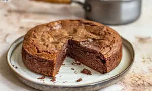 En saftig chokladkaka med en härlig kladdig insida, strödd med flingsalt. Den ser ut att vara den godaste kladdkakan någonsin!