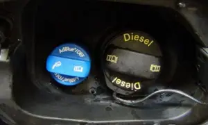 Bouchons AdBlue et Diesel. L'un des inconvénients de l'AdBlue est la nécessité de le remplir séparément, ce qui peut être oublié.