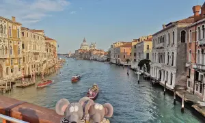 Deux peluches souris regardent le Grand Canal à Venise. Une idée de que faire à Venise : une balade en vaporetto !