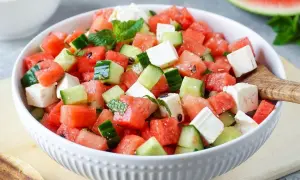 Erfrischender Wassermelonen Salat mit Gurkenwürfeln und Feta. Ein leichter Genuss für heiße Tage.