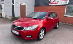 Röd Kia Ceed till salu, parkerad utanför Car House. En pålitlig bil för vardagsbruk.