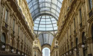 Wspaniałe, zabytkowe arkady Galleria Vittorio Emanuele II w Mediolanie, gdzie nietypowe atrakcje czekają na odkrycie pod szklanym dachem.