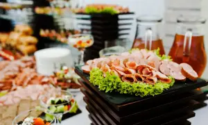 Ile kosztuje catering na urodziny? Sprawdź ceny i oferty!