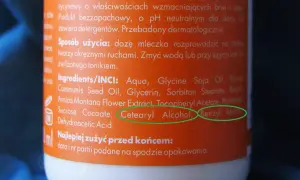 Składniki INCI: Aqua, Glycine Soja Oil, Ricinus Communis Seed Oil, Glycerin, Sorbitan Stearate, Arnica Montana Flower Extract, Tocopheryl Acetate, Panthenol, Sucrose Cocoate, **Cetearyl Alcohol**, Benzyl Alcohol, Dehydroacetic Acid.