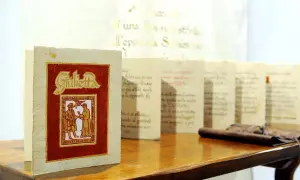 Libri con copertina rossa e dorata, "Giulietta", e altri volumi con testo calligrafico, esempi di prodotti artigianali Friuli Venezia Giulia.