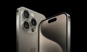 Dwa iPhone'y Pro w kolorze srebrnym na czarnym tle, jeden z widocznym modułem aparatów, drugi z ekranem.