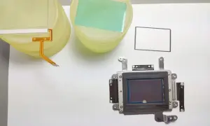 Elementy do czyszczenia matrycy aparatu: sensor, folie ochronne i uszczelka.
