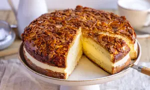Ein köstlicher Bienenstich Kuchen mit cremiger Füllung und karamellisierten Mandeln. Dieses Bienenstich Rezept ist ein Genuss!