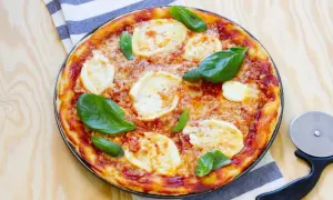 Jak zrobić pizzę Margherita - prosty przepis na idealną pizzę w domu