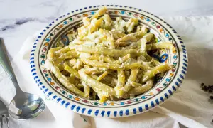 Ein cremiger Bohnensalat mit Sahne, serviert in einer bunten Schüssel. Ein leckeres Gericht, das zum Genießen einlädt.