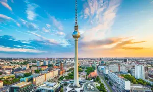 Der Berliner Fernsehturm ragt majestätisch über die Stadt. Ein Wahrzeichen, das die Skyline Berlins prägt.
