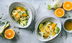 Salade fraîche et colorée de fenouil, orange, avocat et pistaches, arrosée d'une vinaigrette légère. Un délice pour les papilles.