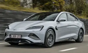 Srebrny BYD Han jedzie po drodze. Sprawdź byd cena i jego osiągi.