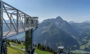 Moderne Aussichtsplattform mit Glasaufzug am Walmendinger Horn, umgeben von majestätischen Alpen.