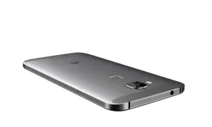 El elegante Huawei GX8 plateado, con su cámara trasera y sensor de huellas dactilares, se muestra en un ángulo dinámico.
