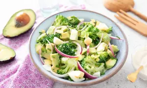 Salade fraîche de brocolis, avocat, œuf dur et oignon rouge. Une recette simple et colorée pour un repas léger.