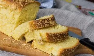 Puszyste i wilgotne ciasto drożdżowe, pokrojone na kromki, z kruszonką na wierzchu. Idealne na śniadanie.