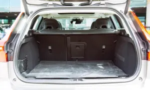Tomt volvo v60 bagageutrymme med nätficka på sidan. Perfekt för helgutflykten eller storhandling.