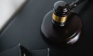 Martelletto da giudice su sfondo scuro, simbolo di giustizia e revisione indennità di accompagnamento.