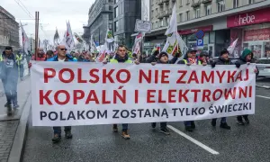 Protestujący niosą transparent "POLSKO NIE ZAMYKAJ KOPALŃ I ELEKTROWNI POLAKOM ZOSTANĄ TYLKO ŚWIECZKI". Sprzeciw wobec programu dobrowolnych odejść.
