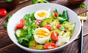 Frischer Salat mit Avocado, Tomaten und gekochten Eiern – perfekt für eine leichte Mahlzeit zum Abnehmen.