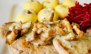 Polędwiczki w sosie kurkowym z ziemniaczkami i buraczkami. Idealna surówka do polędwiczek w sosie kurkowym to właśnie buraczki.