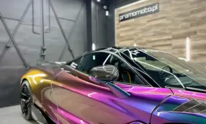 Efektowna zmiana koloru sportowego auta dzięki car wrappingowi. Metaliczny połysk przechodzi od żółtego do fioletu.