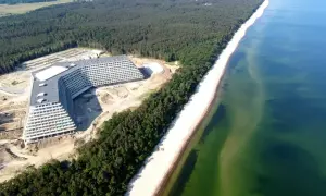Nowy hotel Gołębiewski w Pobierowie, rozległy kompleks hotelowy tuż przy piaszczystej plaży i sosnowym lesie, wciąż w budowie.
