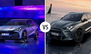 Dwa modele Cupra SUV: jeden w niebieskim świetle, drugi na tle morza z żaglówką.