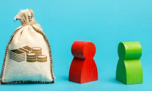 Worek z pieniędzmi i dwie figurki symbolizujące uznanie długu.