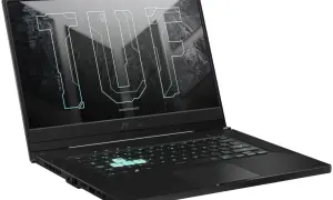 Czarny laptop ASUS TUF z podświetlaną klawiaturą i logo TUF na ekranie.