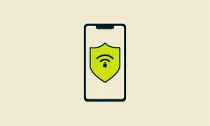 Ikona telefonu iPhone z tarczą symbolizującą bezpieczeństwo i połączenie Wi-Fi. Zapewnij sobie prywatność online z VPN na iPhone.