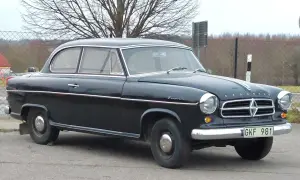 Svart Borgward Isabella, en klassisk bil med kromdetaljer, står parkerad utomhus.