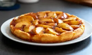 Tarte Tatin aux pommes, dorée et caramélisée, prête à être dégustée après sa cuisson parfaite.