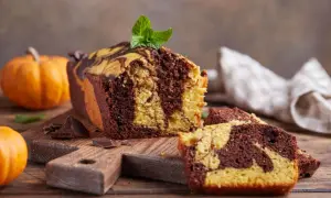 Wilgotna babka wielkanocna dwukolorowa, z czekoladowymi i waniliowymi wirami, ozdobiona miętą.