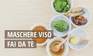 Ingredienti naturali per maschere viso fatte in casa: curcuma, lime, zenzero, miele, tamarindo e erbe fresche.