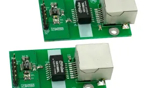 Dwie zielone płytki drukowane z elementami elektronicznymi, złączami i chipem SPI.