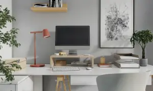 Drewniana nadstawka na biurko z monitorem, klawiaturą i myszką. Obok lampka, rośliny i ozdobne pudełko.