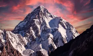 Majestätisches, schneebedecktes Gebirge der Welt im Abendrot.