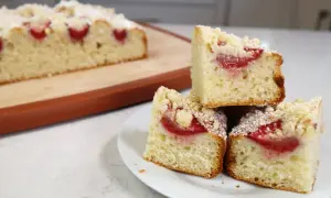 Pyszne ciasto jogurtowe z truskawkami, posypane kruszonką i cukrem pudrem. Idealne na deser!