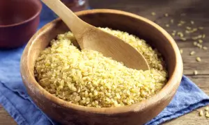 Miseczka pełna drobnej kaszy, idealnej do przygotowania pysznego tabbouleh. Czy wiesz, że to właśnie durum?