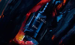 Dior Sauvage Elixir w ciemnym, dramatycznym otoczeniu, otoczony płonącymi, czerwonymi elementami i wodą.
