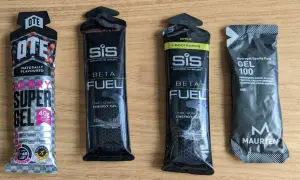 Cztery żele energetyczne do biegania: OTE Berry Super Gel, dwa SiS Beta Fuel (truskawka-limonka i jabłko z nootropikami) oraz Maurten Gel 100.