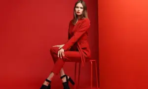 Buty do czerwonego kombinezonu: Jak stworzyć stylizację idealną?